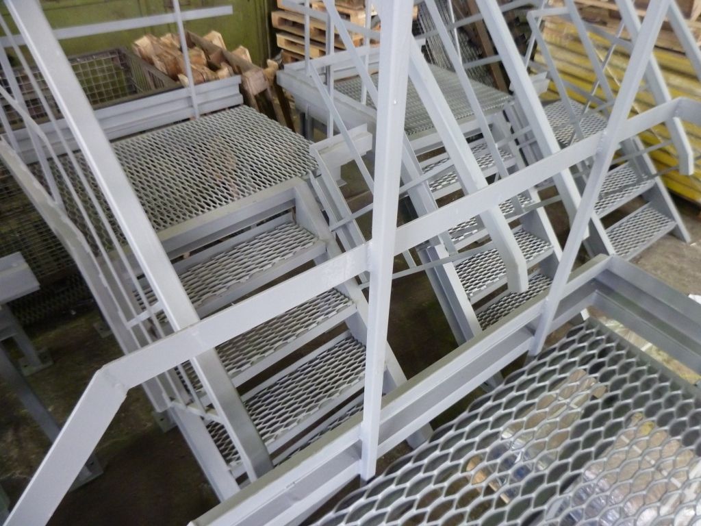 Лестницы из металла для предприятий 
